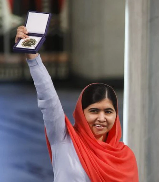 Malala Yousafzai devenant la plus jeune lauréate du Prix Nobel de la Paix